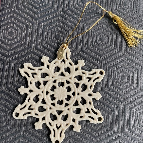Lenox 2002 Annual  Snowflake Ornament - Picture 6 of 6